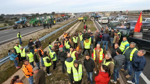 Corte de la A-62 a la altura de Fuentes de Oñoro por los agricultores y ganaderos