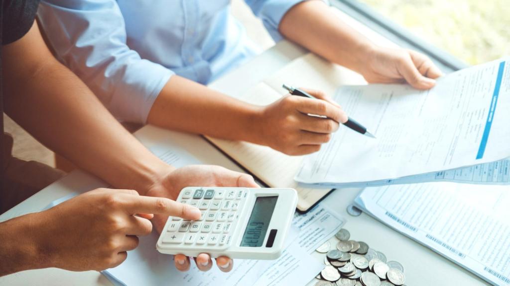 Imagen de una persona haciendo la declaración de la Renta.