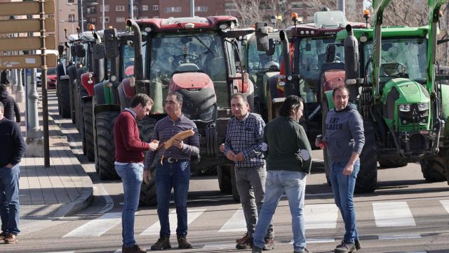 Unos manifestantes en la concentración de tractores en Valladolid el pasado martes