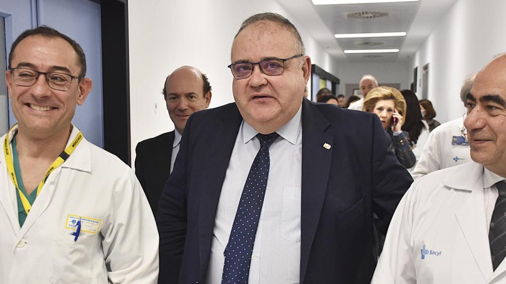 Alejandro Vázquez, consejero de Sanidad, durante una visita al Hospital Clínico de Valladolid