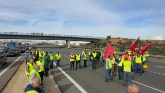 Agricultores zamoranos cortan la A-6 a su paso por Paradores de Castrogonzalo