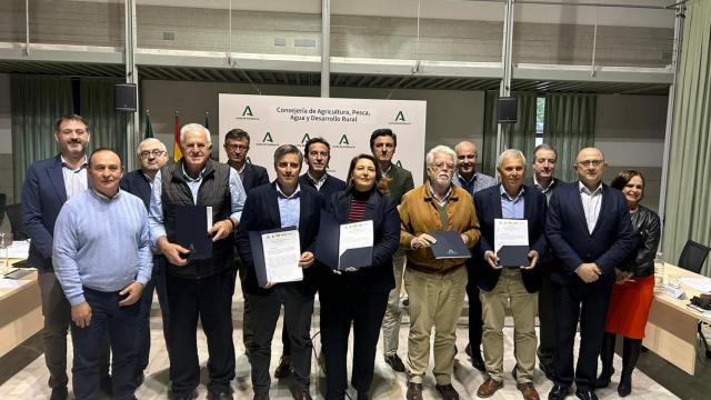 En el centro, la consejera de Agricultura de Andalucía, Carmen Crespo. Junto a ella, representantes en la comunidad de las organizaciones agrarias Asaja, COAG, UPA y Cooperativas agroalimentarias.