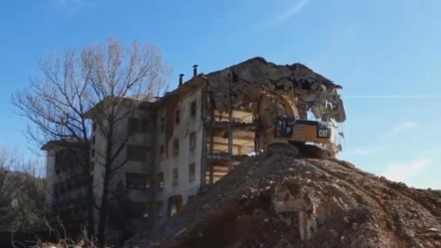 Una excavadora demoliendo el hospital del Santo Angel en La Barranca.