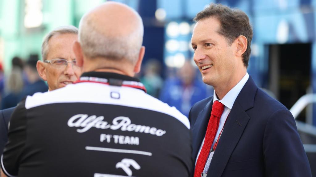 El presidente del Grupo Stellantis, John Elkann, a la derecha, con Jean-Philippe Imparato.