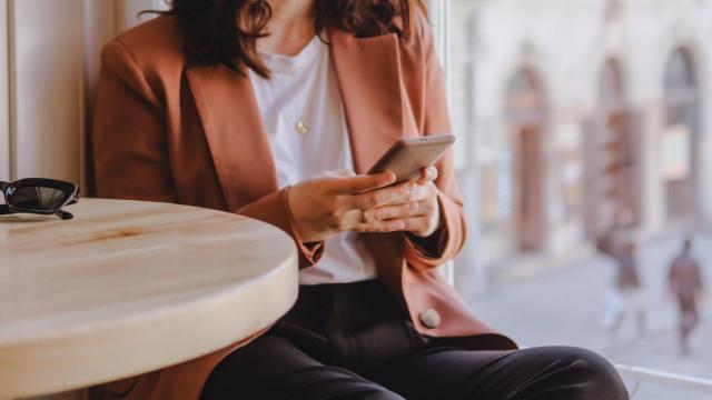 Una mujer, consultando su móvil.