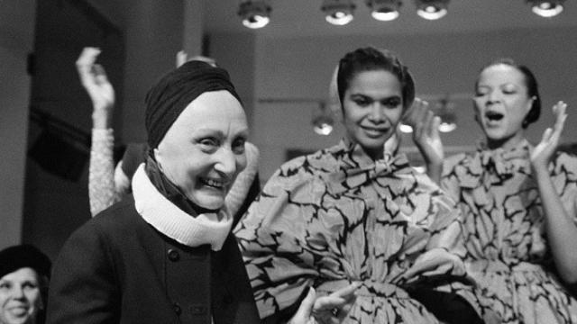 Madame Grès y sus modelos en el desfile de Grès, Prêt-a-Porter Otoño-Invierno 1980-81