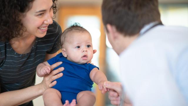 Una madre con su hijo en la consulta del pediatra.