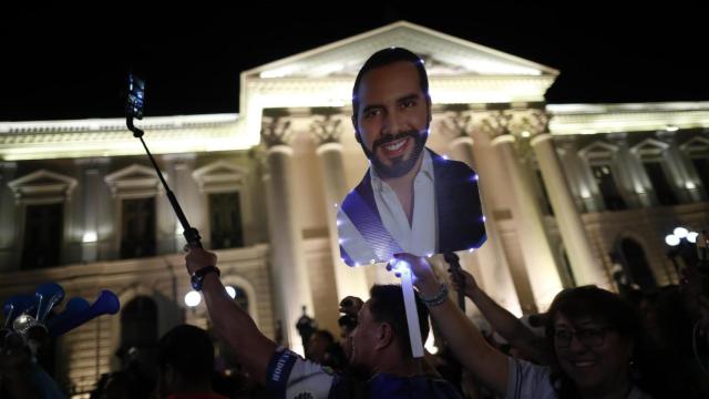 Seguidores de Nayib Bukele se reúnen a las afueras del Palacio Nacional, en San Salvador.