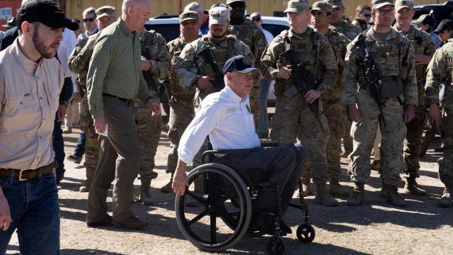El gobernador de Texas, Greg Abbott, a su llegada al Shelby Park de Eagle Pass el 4 de febrero.