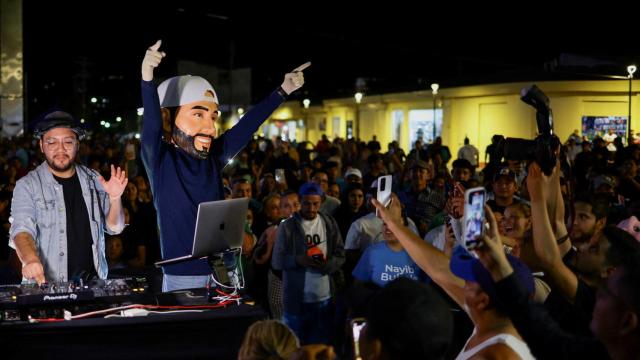 Un seguidor de Bukele, disfrazado de él, celebra el resultado de la victoria del líder salvadoreño