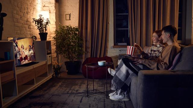 Unas personas viendo la tele.