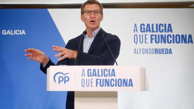 El presidente del Partido Popular, Alberto Núñez Feijóo, interviene durante una comida-mitin, en el Hotel Cardenal de Monforte, a 2 de febrero de 2024.