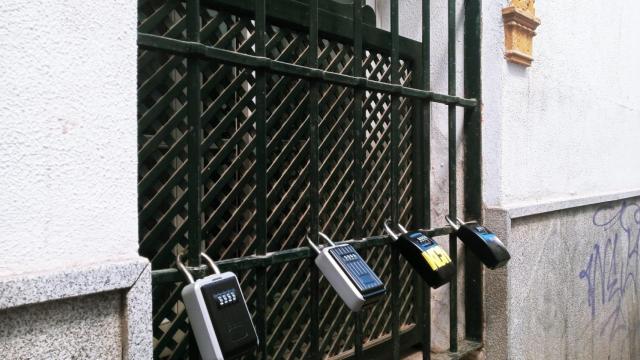 Reja con llaves de pisos turísticos en el Centro de Sevilla.