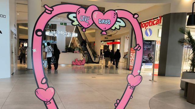 Arco promocional de la campaña de San Valentín en el Centro Comercial Gran Vía.
