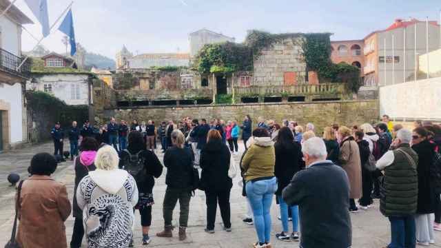 Concentración en recuerdo de Beatriz Lijó en Baiona.