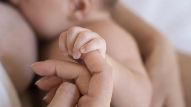 Imagen de un recién nacido durante la lactancia.