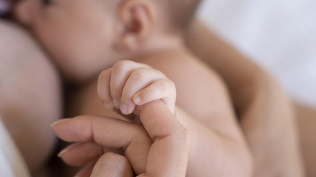 Imagen de un recién nacido durante la lactancia.