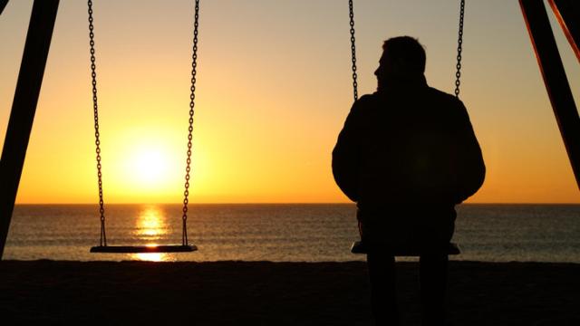 Imagen de archivo de una persona sola en el atardecer.