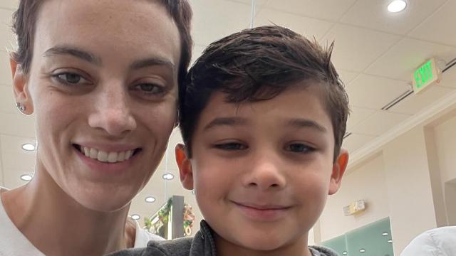 La cantante Cat Janice junto a su hijo