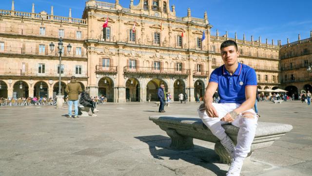 El artista Mateo Pardal, 'Lestrovense', en la Plaza Mayor de Salamanca|