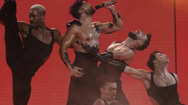 Jorge González y sus bailarines en el Benidorm Fest.