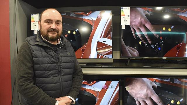 Mario en electrodomésticos Ruano junto a las demandadas televisiones