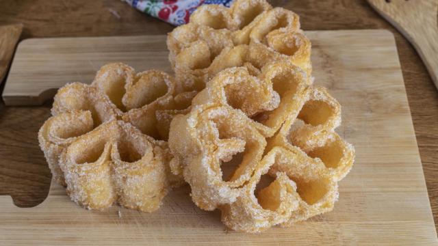Flores de Carnaval, el dulce de sartén más bonito de la repostería gallega