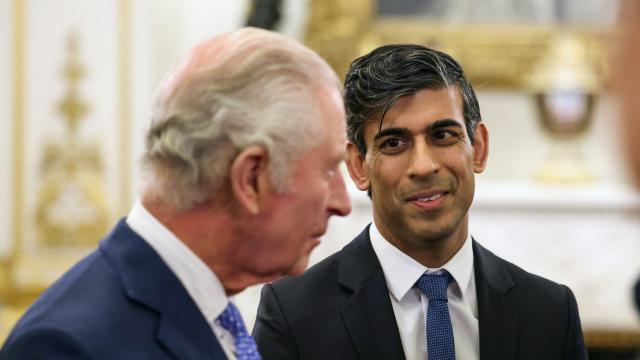 Rishi Sunak, el primer ministro británico, junto a Carlos III en una fotografía tomada en noviembre de 2023.