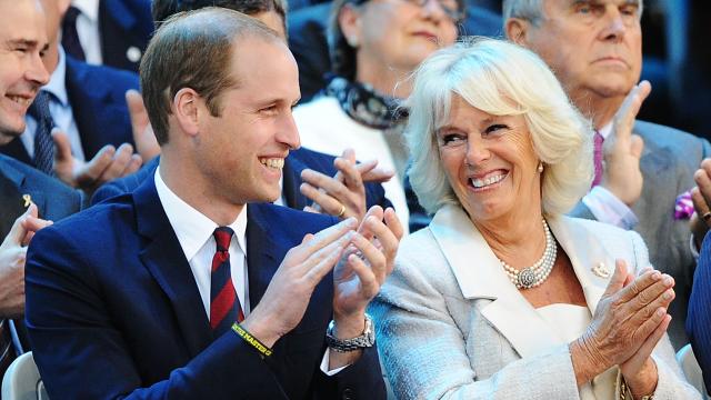 El príncipe Guillermo y la reina Camila en una imagen de archivo de 2014.