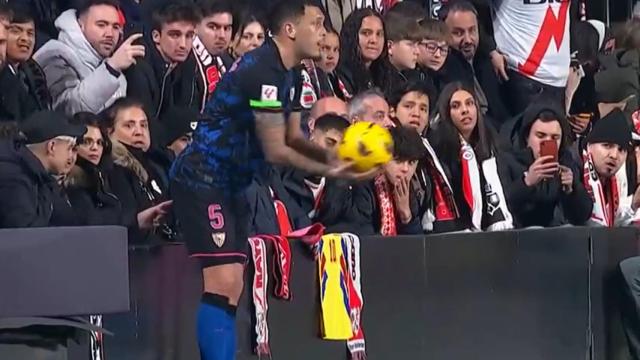Lucas Ocampos, en el momento en el que un aficionado le mete un dedo por el trasero.