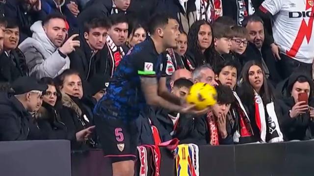 Lucas Ocampos, en el momento en el que un aficionado le mete un dedo por el trasero