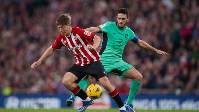 Jaureguizar y Koke pelean por la posesión de un balón