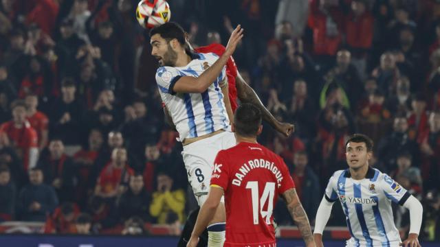 Mikel Merino disputa un balón aéreo con un jugador del Mallorca