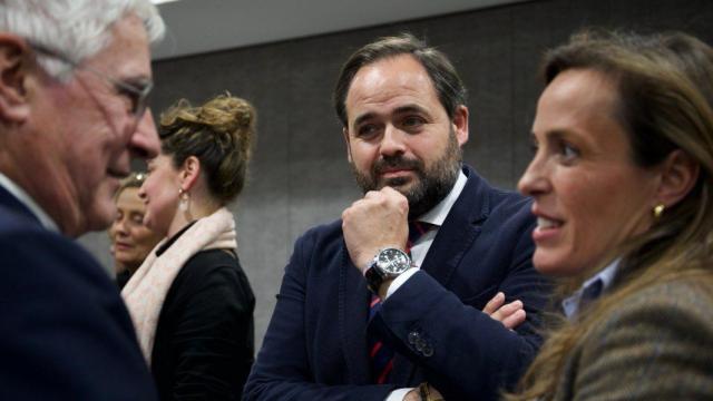 Paco Núñez con José María Barreda y Carmen Navarro, este lunes en el Club Siglo XXI de Madrid
