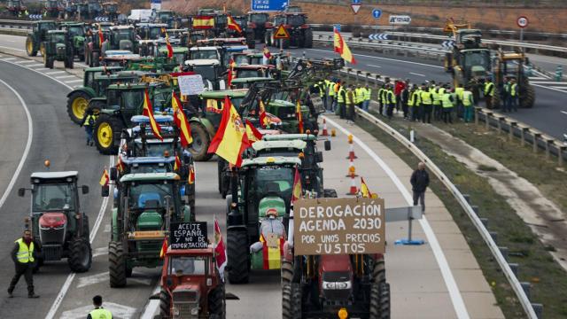 Vista de la concentración de tractores en la A4 a la altura de Madridejos (Toledo) este martes