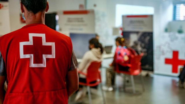 Operarios de la Cruz Roja durante una jornada