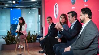 De izq. a dcha.: Kate Whitehead (GSMA), Javier Pascual (Telefónica), Beatriz Fernández (Vodafone), Juan Reyero (Orange) y Óscar Rodríguez (Vonage) en la presentación de Open Gateway en España.