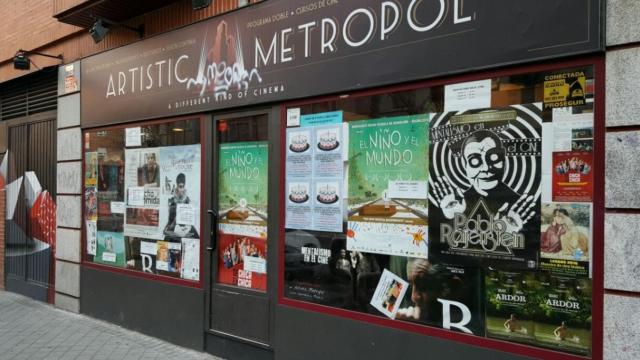 Entrada del cine Artistic Metropol.