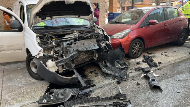 Los dos coches accidentados en la calle Budapest de San Blas.