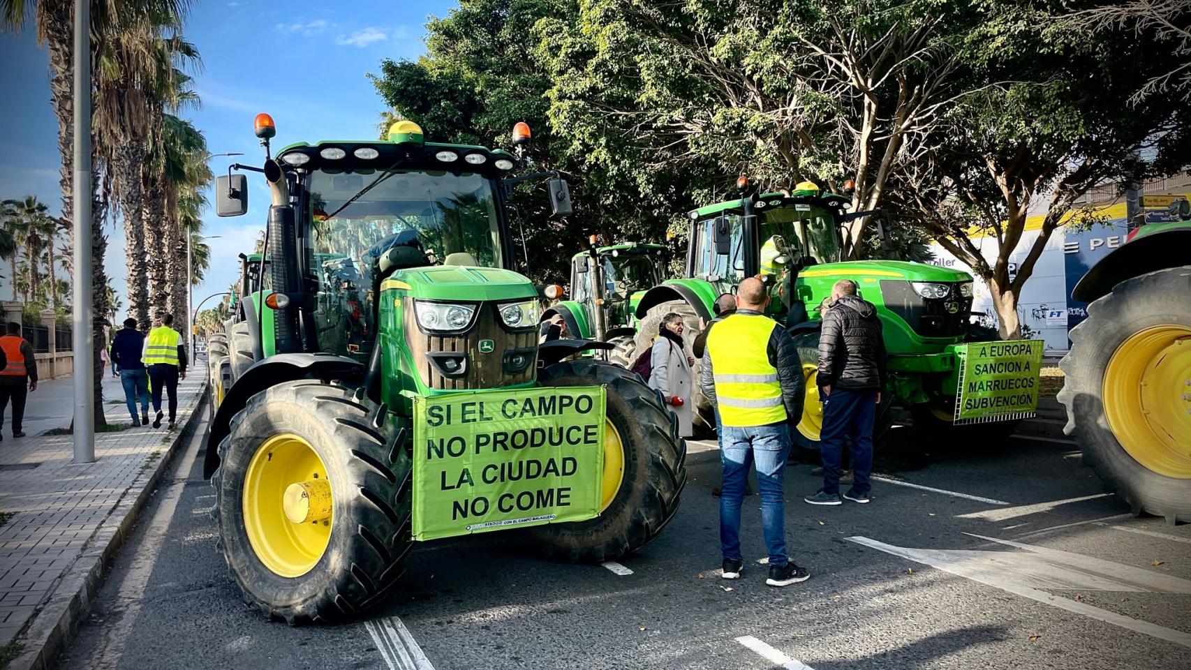 Los agricultores toman las calles de Málaga: En el campo, a 3 céntimos; en el súper, a 3 euros