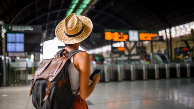 Una mujer, viajando sola.