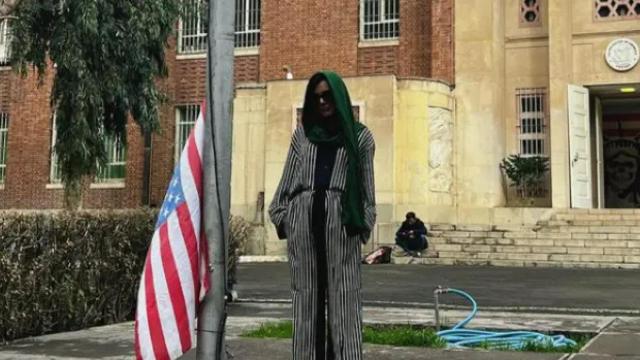 Whitney Wright en la embajada de Estados Unidos en Teherán.