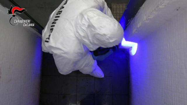 Un carabinieri recogiendo pruebas en el baño público en el que se produjo la violación grupal. Catania, Italia.
