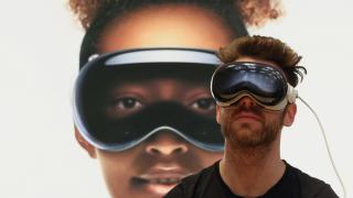 Usuario probando las Apple Vision Pro en la tienda de Nueva York