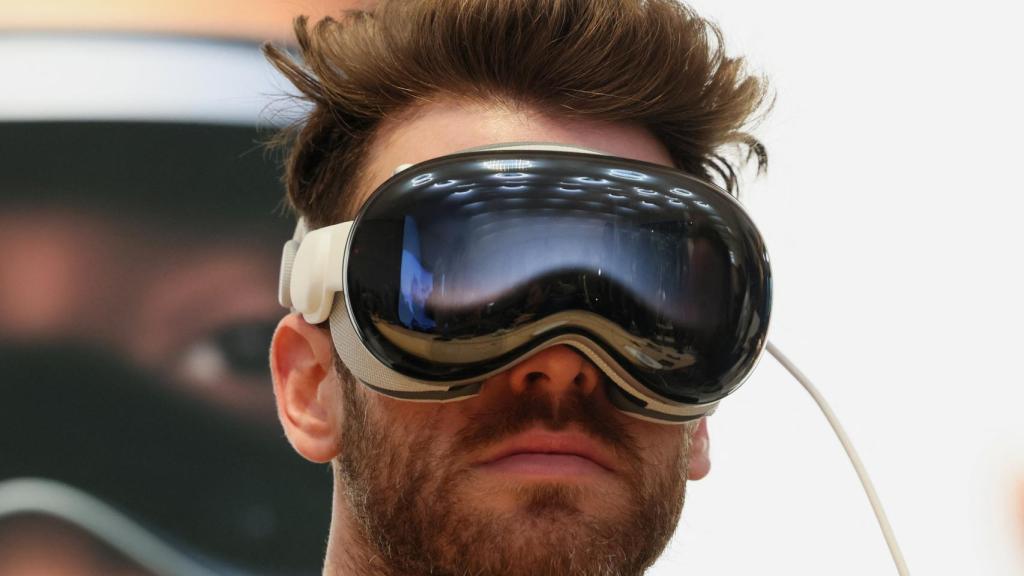 Usuario probando las Apple Vision Pro en la tienda de Nueva York