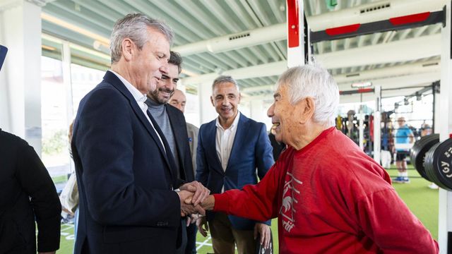 Rueda saluda a Dagoberto Moll durante su visita a La Solana, en A Coruña.