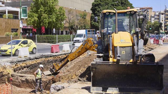 Operarios realizan unas obras en el entorno de Nervión