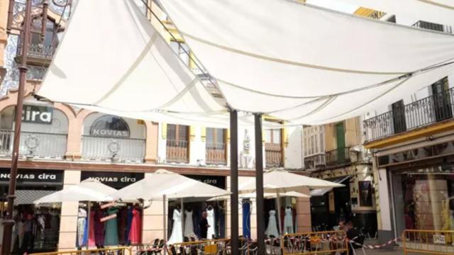 Instalación de toldos en el Centro de Sevilla