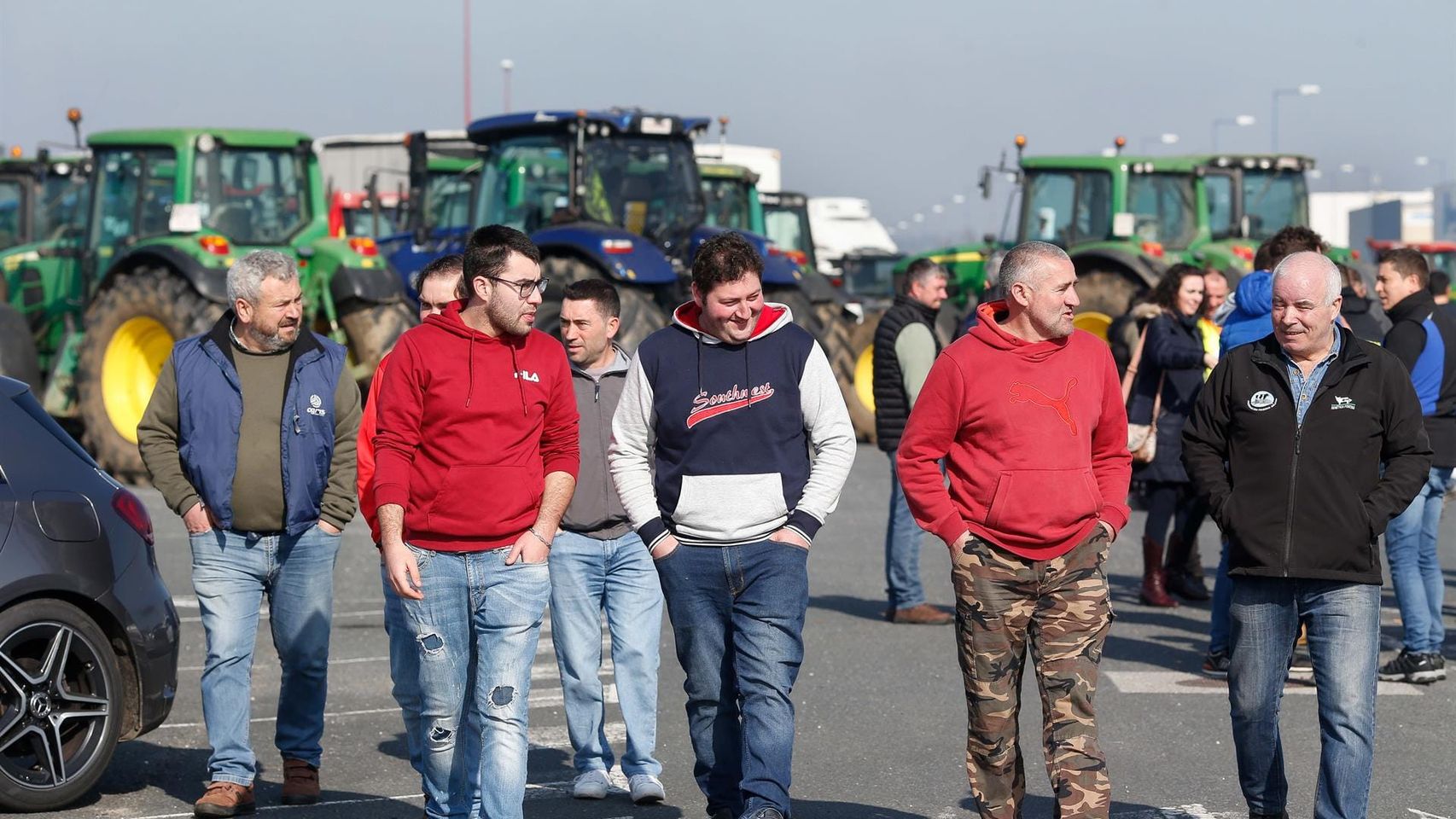 Agricultores se concentran junto a sus tractores en el Polígono Industrial de As Gándaras, a 6 de febrero de 2024, en Lugo.