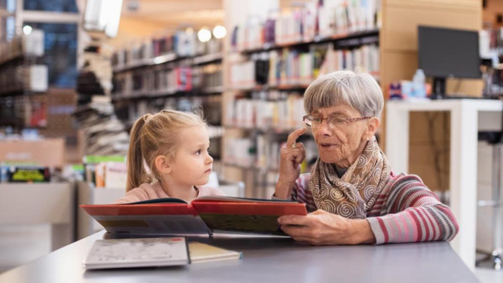 Abuela y nieta en la biblioteca.